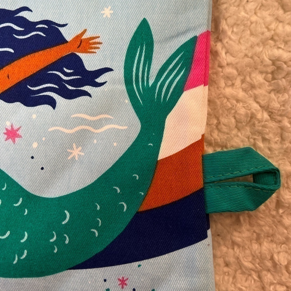 Blue Q "Mer-Mazing" Oven Mitt - Picture 5 of 5